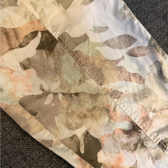 Chico's tan, peach, cream floral cargo capri Pants size 3 (16) Great Condition - Picture 2 of 7